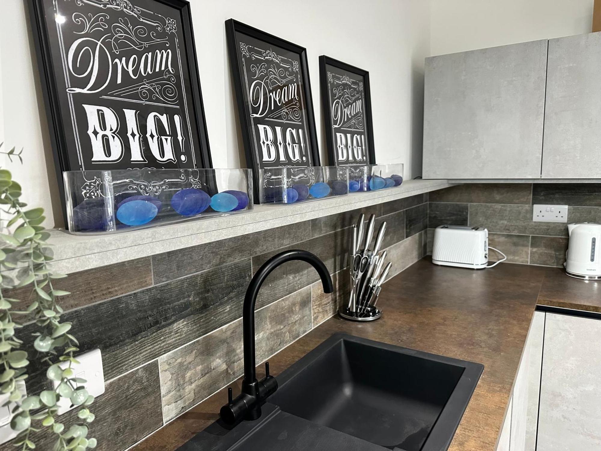 Vibrant Apartments Close To City Centre Cardiff Exteriör bild