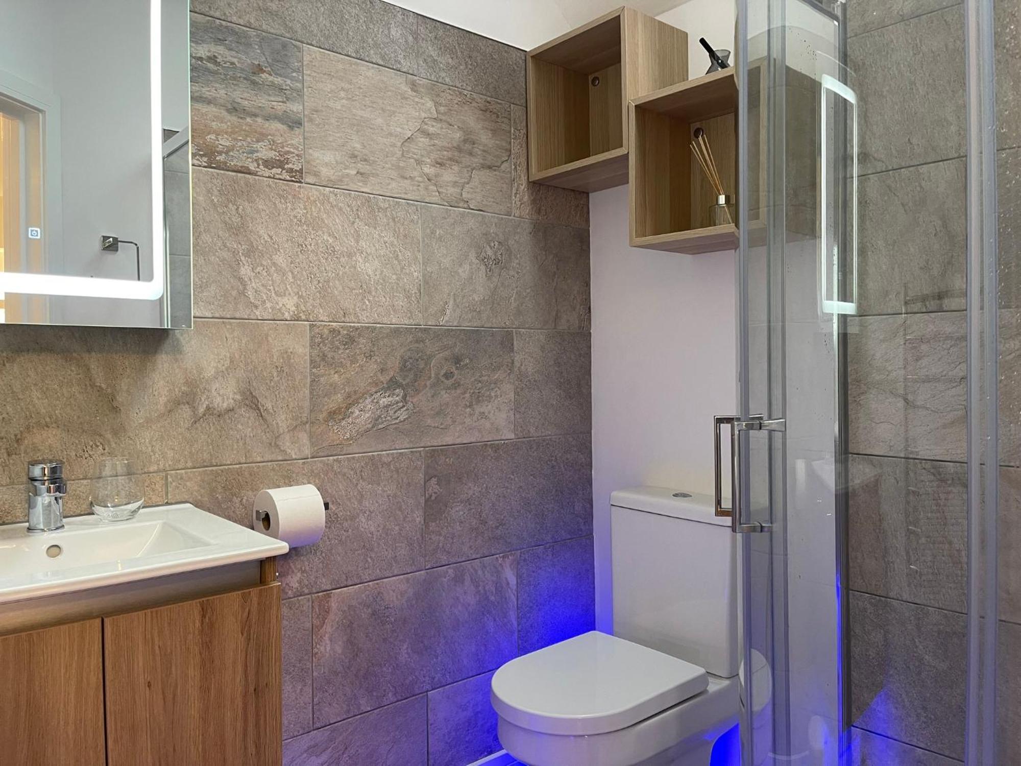 Vibrant Apartments Close To City Centre Cardiff Exteriör bild